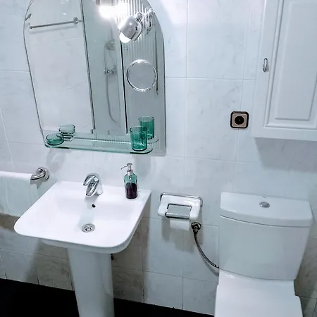 Acogedor A Un Paso De Gascona Con Wifi Y Netflix Gratis By M&n's House Oviédo